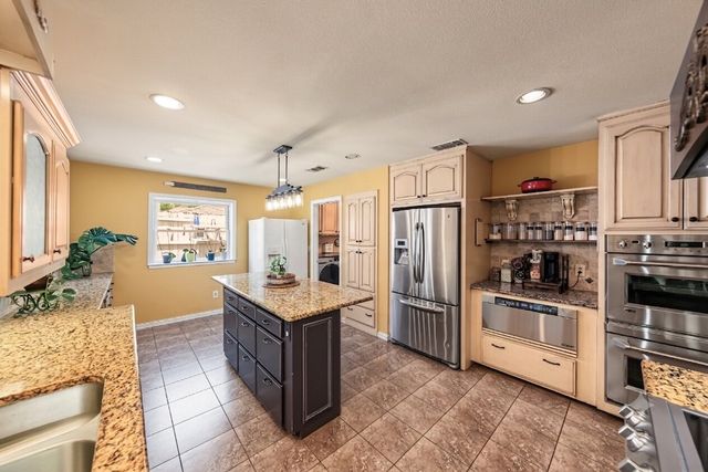 2512 Glassboro Circle, Arlington, TX 76015