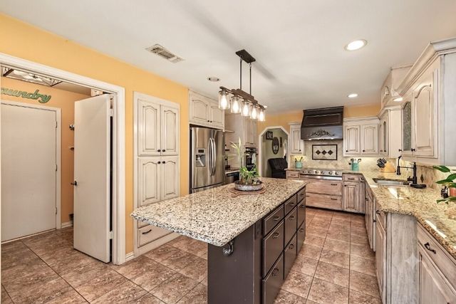 2512 Glassboro Circle, Arlington, TX 76015