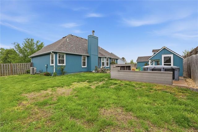907 Hemlock Street, Paola, KS 66071
