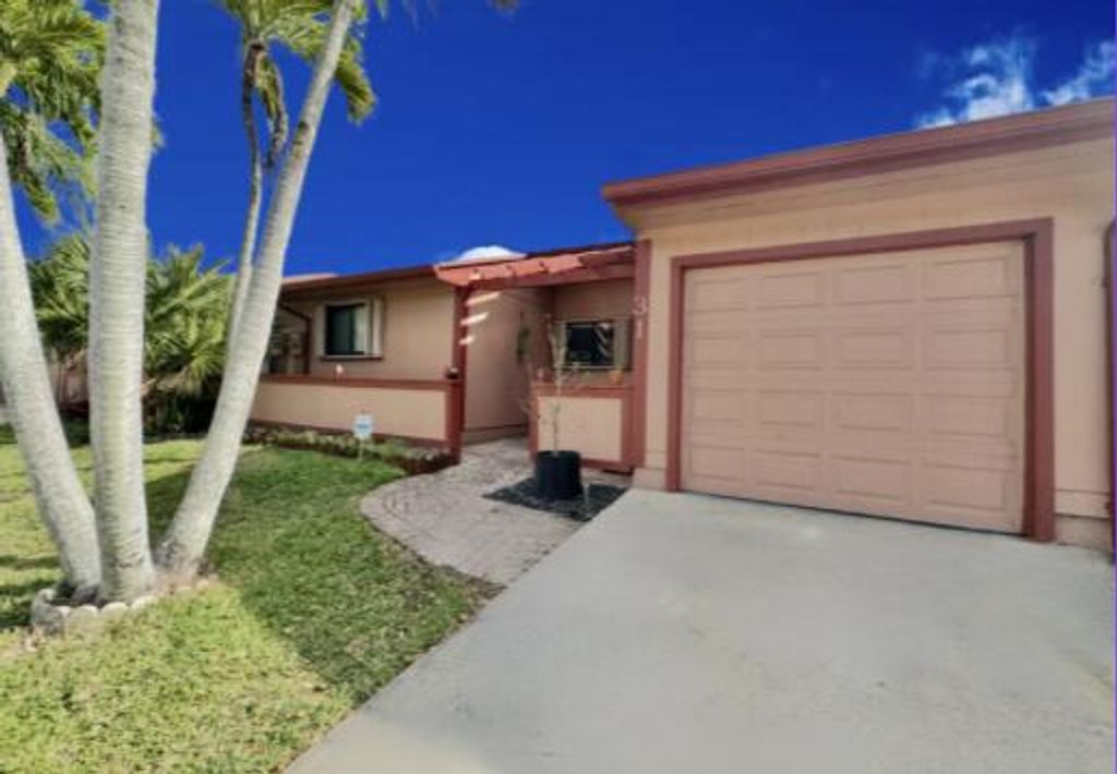 31 Walcott Drive, Boynton Beach, FL 33426