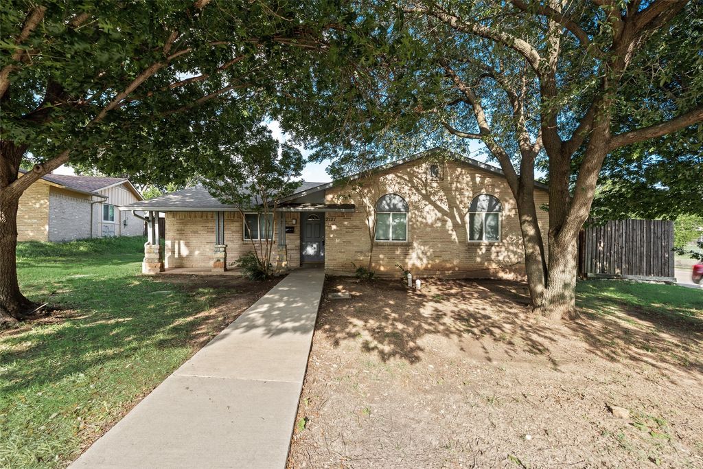 2121 Austin Drive, Carrollton, TX 75006