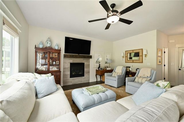6987 Glenn Lane, Parkville, MO 64152