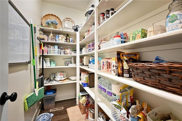 6987 Glenn Lane, Parkville, MO 64152