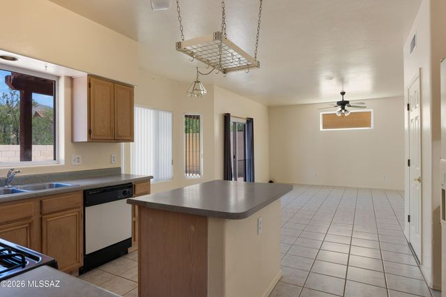 461 E Covered Wagon Drive, Tucson, AZ 85704