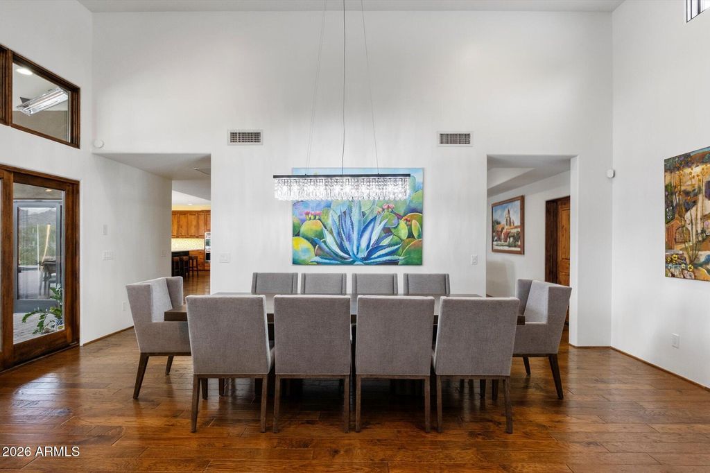Image 11 of property listing at 7306 N BROOKVIEW Way, Paradise Valley, AZ 85253