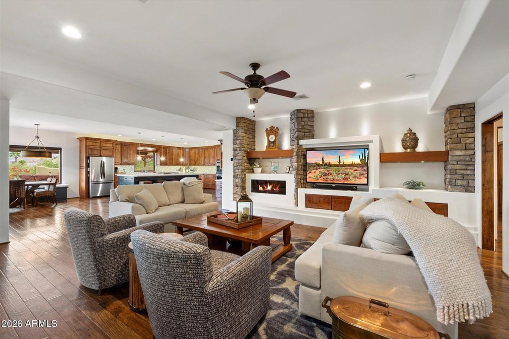 Image 12 of property listing at 7306 N BROOKVIEW Way, Paradise Valley, AZ 85253