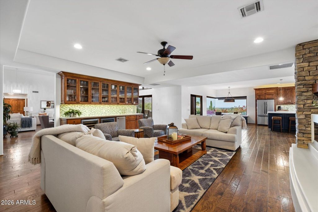 Image 13 of property listing at 7306 N BROOKVIEW Way, Paradise Valley, AZ 85253