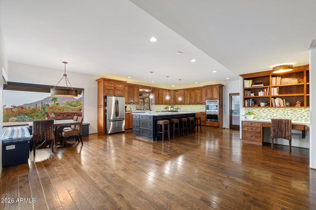 Image 15 of property listing at 7306 N BROOKVIEW Way, Paradise Valley, AZ 85253