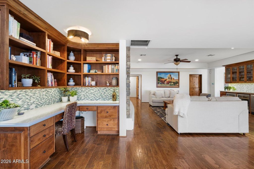 Image 17 of property listing at 7306 N BROOKVIEW Way, Paradise Valley, AZ 85253