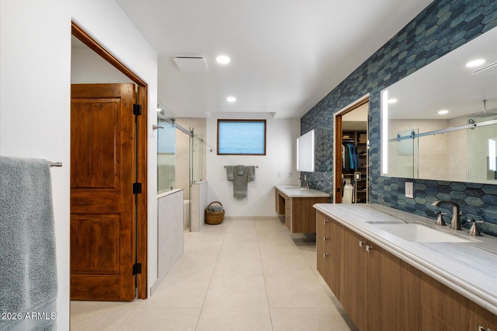 Image 21 of property listing at 7306 N BROOKVIEW Way, Paradise Valley, AZ 85253