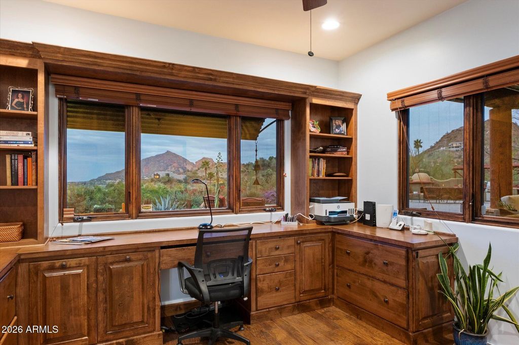 Image 24 of property listing at 7306 N BROOKVIEW Way, Paradise Valley, AZ 85253