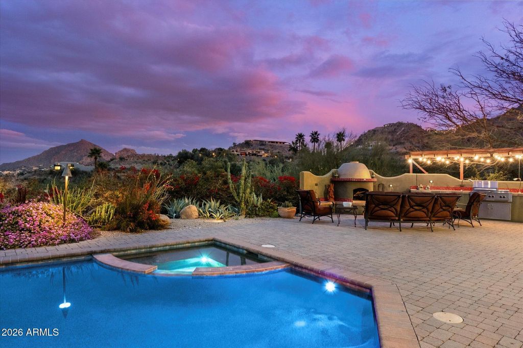 Image 3 of property listing at 7306 N BROOKVIEW Way, Paradise Valley, AZ 85253