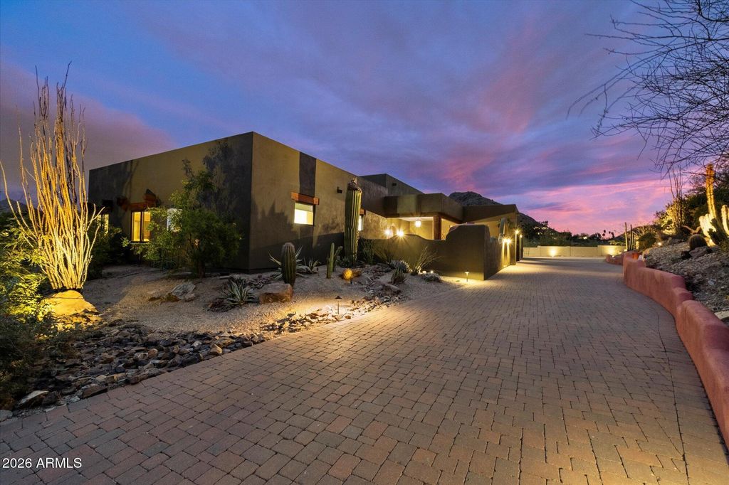 Image 35 of property listing at 7306 N BROOKVIEW Way, Paradise Valley, AZ 85253