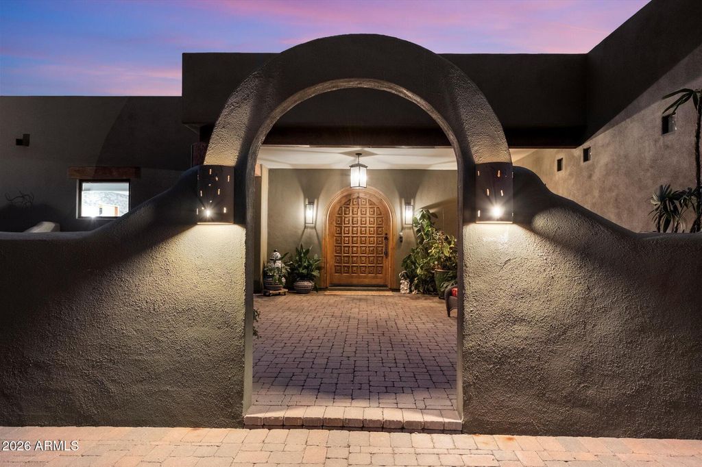 Image 5 of property listing at 7306 N BROOKVIEW Way, Paradise Valley, AZ 85253