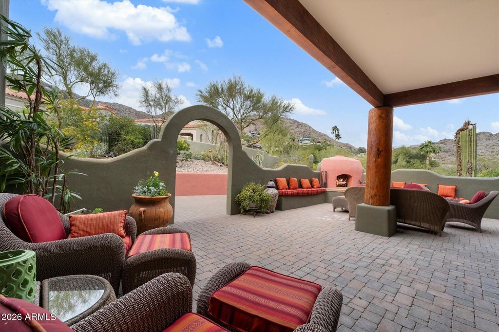 Image 6 of property listing at 7306 N BROOKVIEW Way, Paradise Valley, AZ 85253