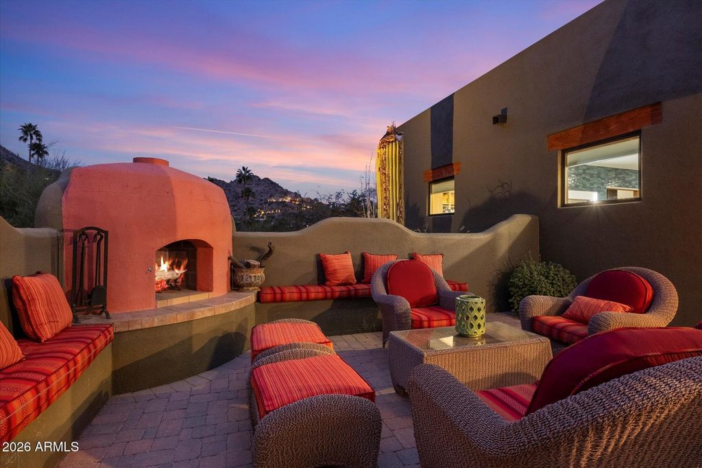 Image 8 of property listing at 7306 N BROOKVIEW Way, Paradise Valley, AZ 85253