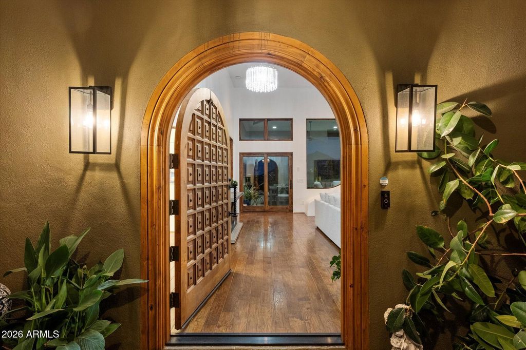 Image 9 of property listing at 7306 N BROOKVIEW Way, Paradise Valley, AZ 85253