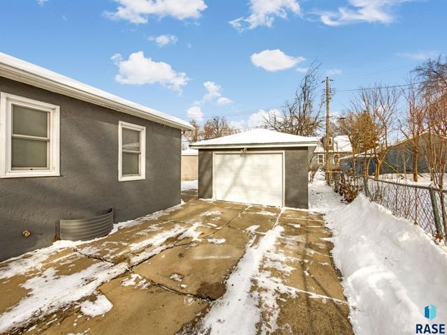 3112 E 19th St Street, Sioux Falls, SD 57103