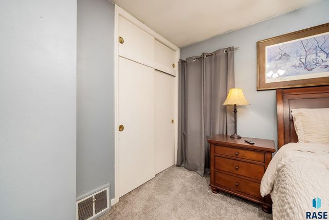 3112 E 19th St Street, Sioux Falls, SD 57103