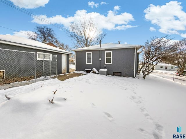 3112 E 19th St Street, Sioux Falls, SD 57103