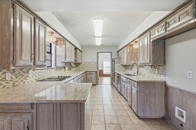 1905 Wimbledon Drive, Arlington, TX 76017