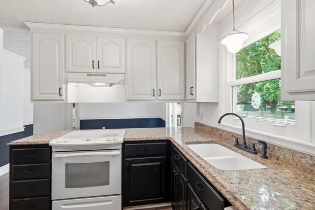 220 Crestwood Drive, Summerville, SC 29483