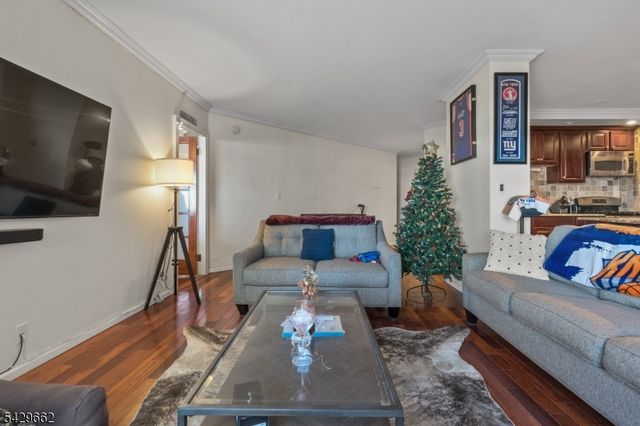 7002 Kennedy Blvd, Guttenberg Town, NJ 07093