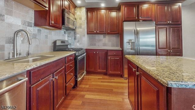 7002 Kennedy Blvd, Guttenberg Town, NJ 07093