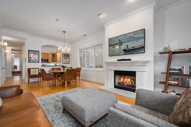 827 W BRADLEY Place 1W, Chicago, IL 60613