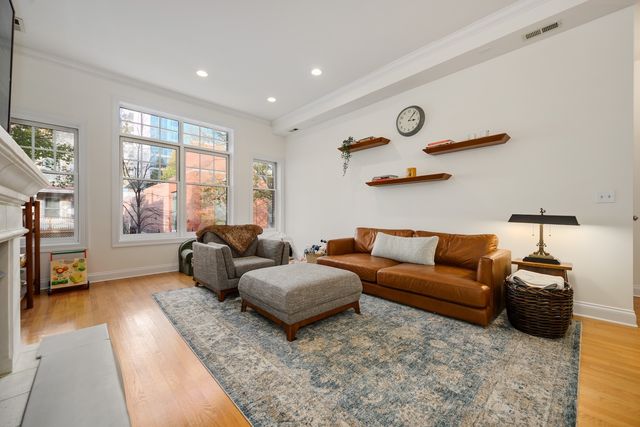 827 W BRADLEY Place 1W, Chicago, IL 60613