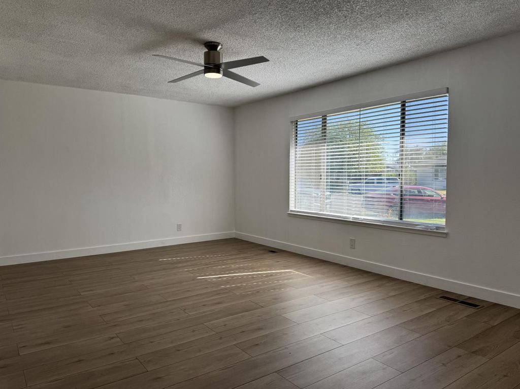 Image 12 of property listing at 6620 N Sierra Vista Avenue, Fresno, CA 93710