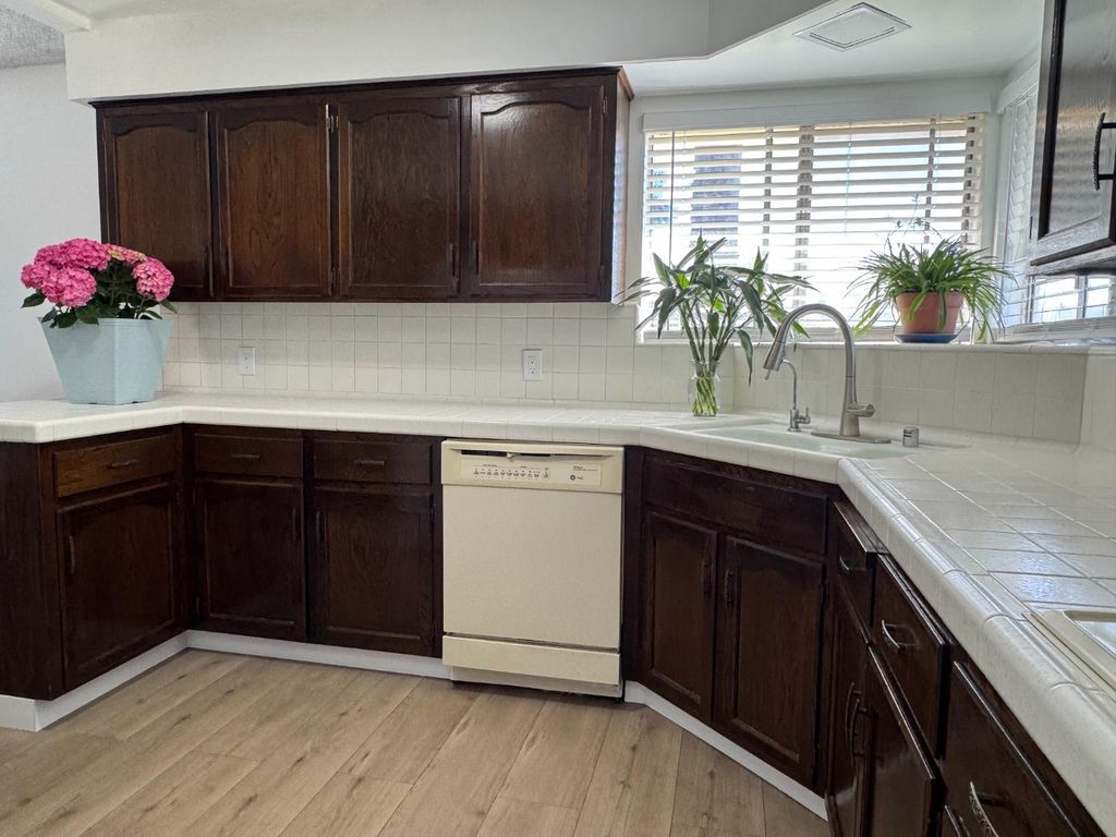 Image 6 of property listing at 6620 N Sierra Vista Avenue, Fresno, CA 93710