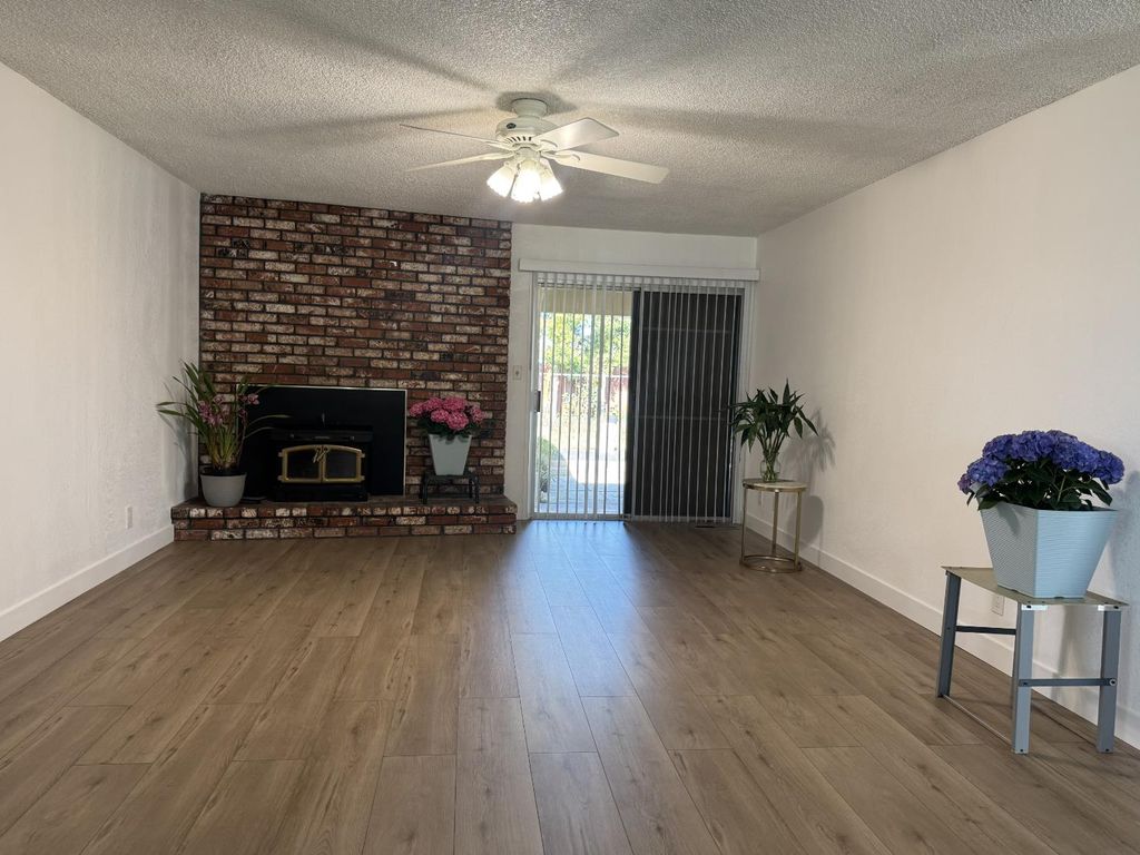 Image 8 of property listing at 6620 N Sierra Vista Avenue, Fresno, CA 93710
