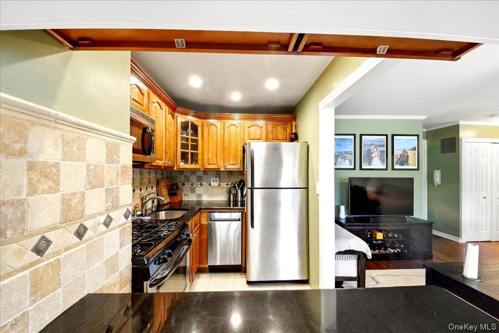 828 Pelhamdale Avenue 2P, New Rochelle, NY 10801 — photo 5