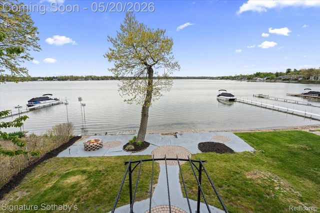 727 McDougal Drive, Waterford Charter Township, MI 48327