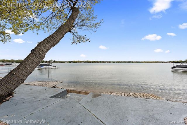727 McDougal Drive, Waterford Charter Township, MI 48327