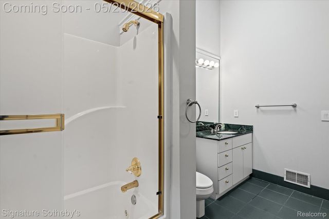 727 McDougal Drive, Waterford Charter Township, MI 48327