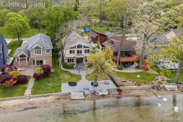 727 McDougal Drive, Waterford Charter Township, MI 48327