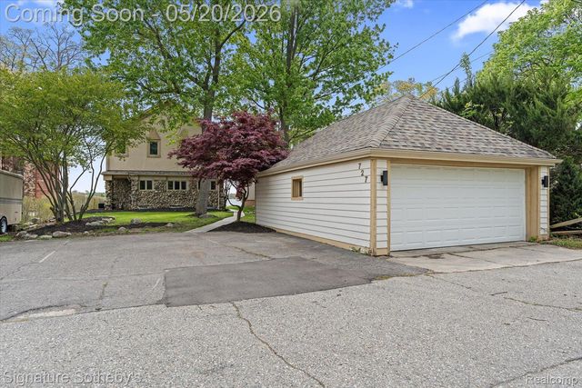 727 McDougal Drive, Waterford Charter Township, MI 48327