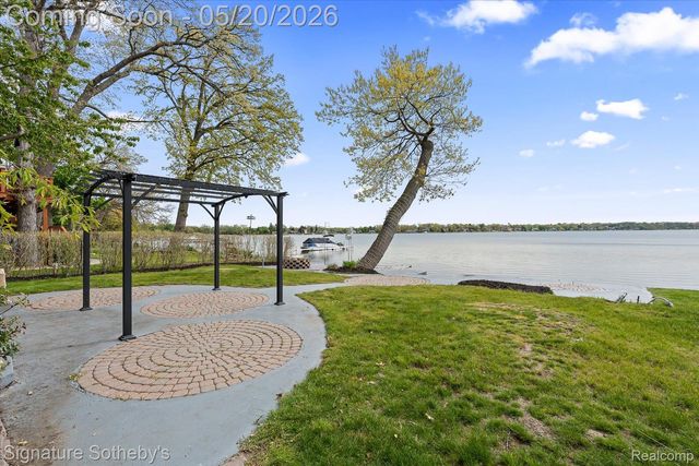 727 McDougal Drive, Waterford Charter Township, MI 48327