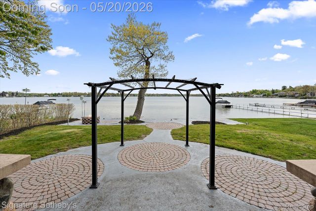 727 McDougal Drive, Waterford Charter Township, MI 48327
