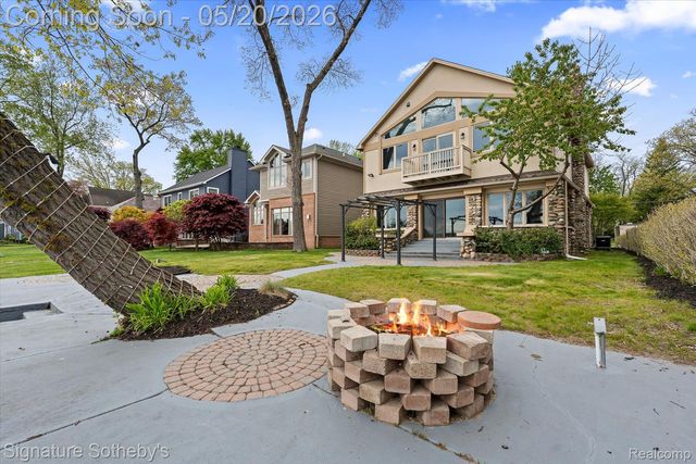 727 McDougal Drive, Waterford Charter Township, MI 48327