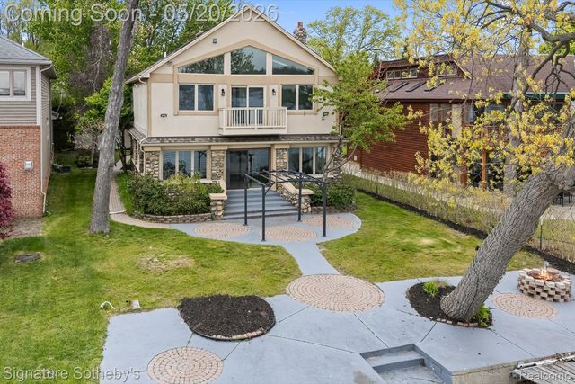 727 McDougal Drive, Waterford Charter Township, MI 48327