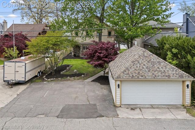 727 McDougal Drive, Waterford Charter Township, MI 48327