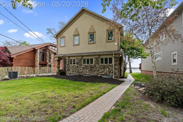 727 McDougal Drive, Waterford Charter Township, MI 48327