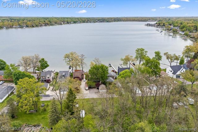 727 McDougal Drive, Waterford Charter Township, MI 48327