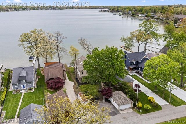 727 McDougal Drive, Waterford Charter Township, MI 48327