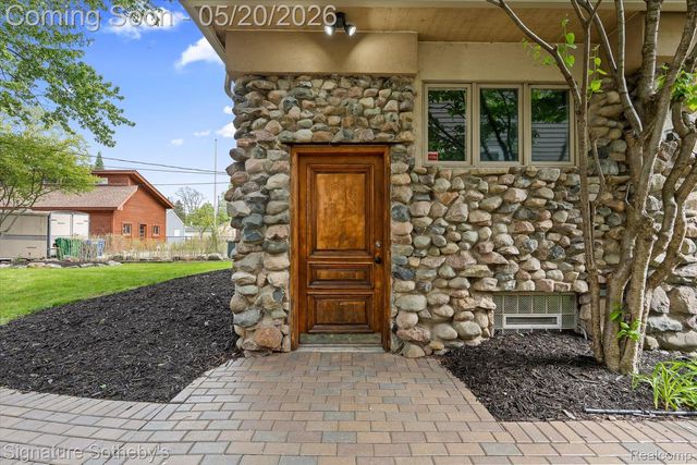 727 McDougal Drive, Waterford Charter Township, MI 48327