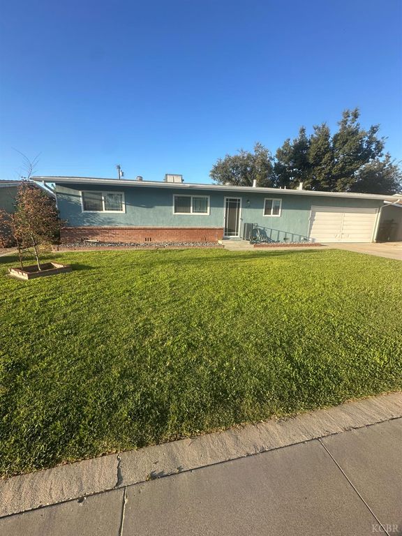 272 W Burlwood Lane, Lemoore, CA 93245