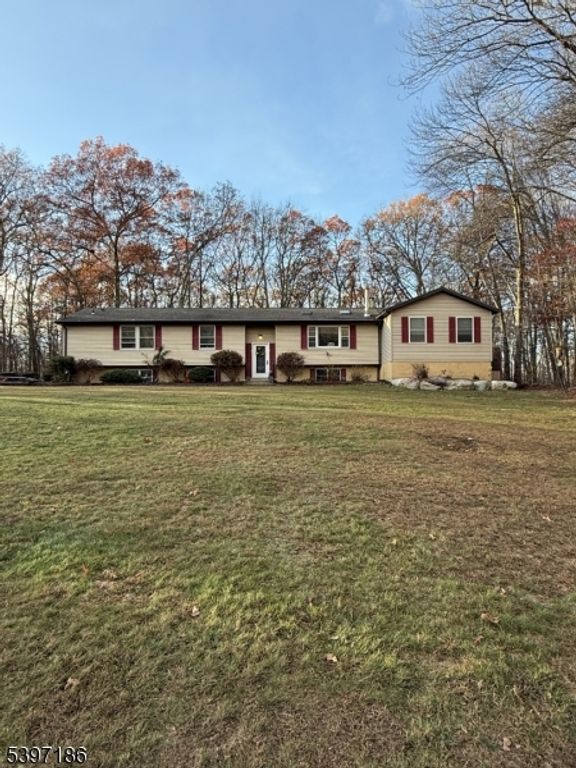 8 Possaghi Rd, Hampton Twp., NJ 07860